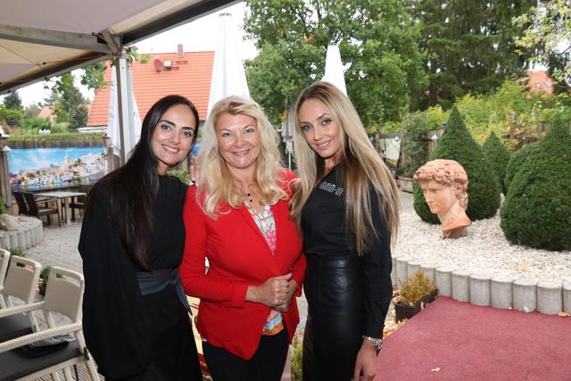 Waren beim Hauptcasting dabei: Marie-Luise Cawi (Cawi Concept) mit Laufstegtrainerin Silvia Mozzicato (l.) und Stylistin Natascia Nicotra (r.).  | Foto: John R. Braun