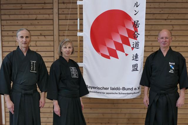 Lehrgangsleitung: Robert Ringelstätter - 6. Dan Iaido, Sylvia Ordynsky - 7. Dan Iaido, Verbandspräsident Rudi Müller - 7. Dan Iaido