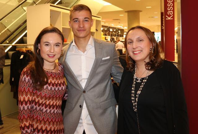 Kerstin (li.) &amp; Kathrin Weidler (vom gleichnamigen Auktionshaus) mit FCN-Kicker Fabian Nürnberger. | Foto: © John R. Braun
