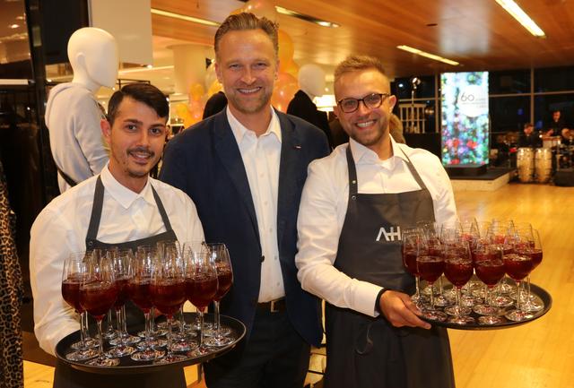 Hubert Gronauer (Mitte), Geschäftsführer von Alexander Herrmanns Top-Lokal „Imperial“ an der Königstraße in Nürnberg. | Foto: © John R. Braun