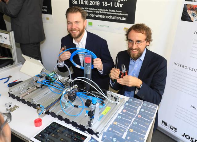 Sascha Julian Oks (l.) und Max Jalowski stellen den Industrie-4.0-Demonstrator PID4CPS vor.