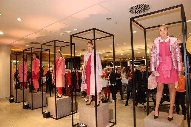 Absolut stillhalten: Die lebenden Schaufensterpuppen waren eine der Attraktionen auf der Breuninger-Party. | Foto: © John R. Braun