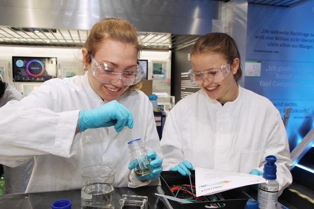 Angemeldete Schülerinnen und Schüler werden im InnoTruck selbst experimentieren können.