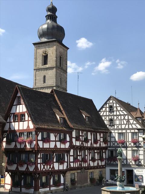Der Rathausplatz in Forchheim mit seinem schönen Fachwerkensemble.
