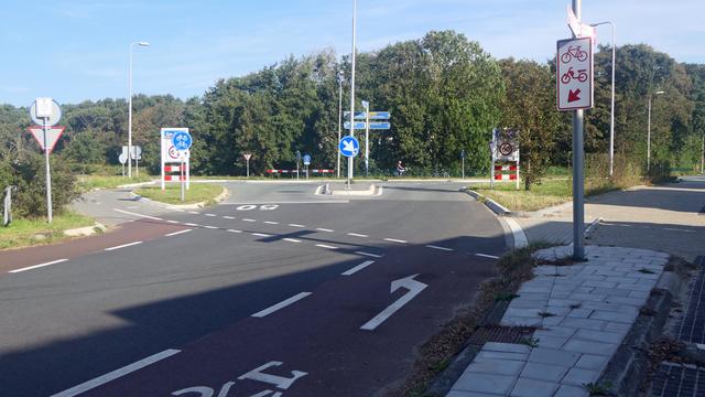 Markierungen machen deutlich, wo der Radweg weitergeht. Auch für Autofahrer unübersehbar. Der Radverkehr hat außerdem Vorfahrt! | Foto: Hartmut Schröder