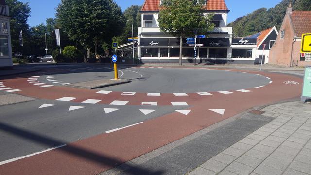 Sieht aus wie ein Kreisverkehr, ist aber eine normale Kreuzung. Doch der Radverkehr hat überall Vorfahrt. | Foto: Hartmut Schröder