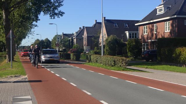Links und rechts neben der einspurigen Straße (keine Einbahnstraße) gibt es breite Radfahrstreifen. | Foto: Hartmut Schröder
