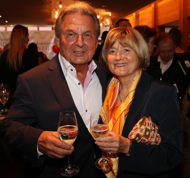 Unternehmer Erich Schuster (defacto.x stiftung, Erlangen) mit Ehefrau Edith.
Foto: John R. Braun