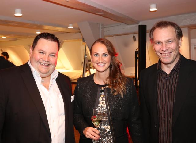 Breuninger-Geschäftsführerin Stefanie Krug mit den Brüdern Alexander (li.) &amp; Oliver Herzog.
Foto: John R. Braun