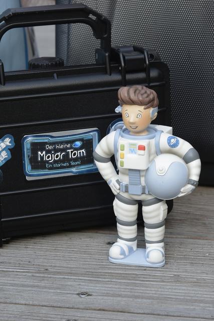Der Kleine Major Tom aus der gleichnamigen Kinderbuchreihe, flog in Form einer handbemalte Figur aus dem 3D-Drucker im April 2018 mit SpaceX-14 zur Internationalen Raumstation ISS, um dort die horizons Mission zu begleiten. Nun brachte der Singer/ Songwriter und Ideengeber der Buchreihe Peter Schilling die Figur zur Buchmesse und bald zu Thomas Gottschalk ins ZDF.