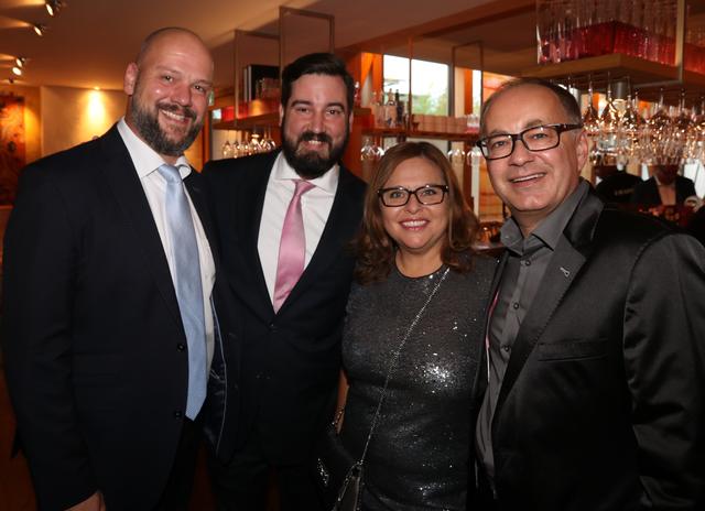 Sven Heublein (2.v.li., CSU) mit Ehemann Tim Bruening (li.) und Elke &amp; Kai Eschenbacher (Tucher).
Foto: John R. Braun