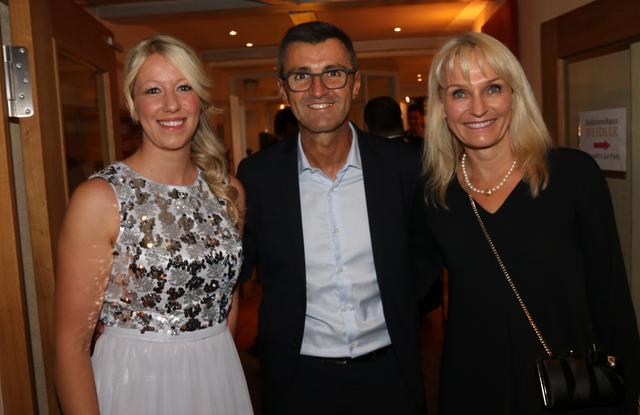 Unternehmerin Mietz Zölls (li.) mit Ex-Club-Trainer
Michael Köllner und Petra Freitag.
Foto: John R. Braun