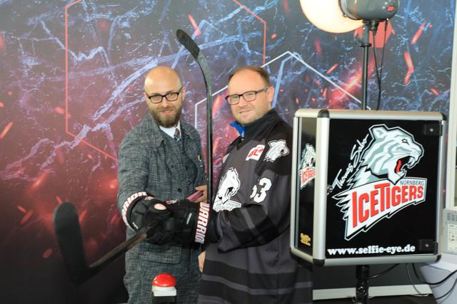 Die AFAG-Chefs Thilo und Henning Könicke (v.l.) in der Consumenta Spiele Halle bei den Ice Tigers.  | Foto: Udo Dreier