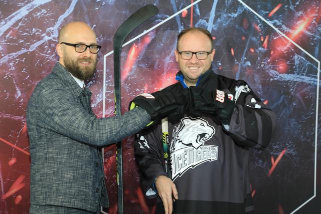 Die AFAG-Chefs Thilo und Henning Könicke (v.l.) in der Consumenta Spiele Halle bei den Ice Tigers.  | Foto: Udo Dreier