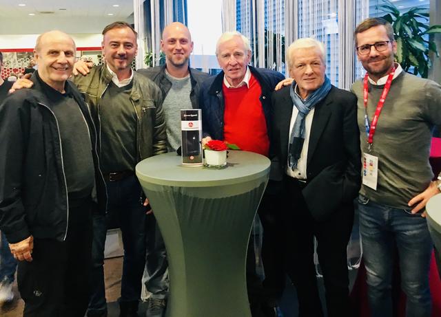 Im VIP-Raum (von links nach rechts): Charly Ferschl (Meisterspieler), Thomas Ziemer, Timo Rost, Fritz Popp (Meisterspieler), Steff Reisch (Meisterspieler) und Michael Wiesinger. | Foto: Peter Maskow