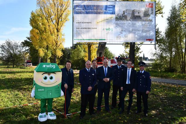 Darüber, dass es nun bald losgeht, freuen sich wbg-Maskottchen Hausi, Architekt Moritz Kölling, Stadtdirektor Volker Skrok, Baureferent Daniel F. Ulrich, Bürgermeister Christian Vogel, Stadtbrandrat Günter Herzog, Geschäftsführer Ralf Schekira und Gerd Quergfelder, Zugführer des Löschzuges Buch (v.l.). | Foto: Julia Römer/wbg Nürnberg