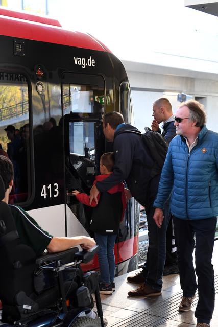 Rund 5.000 Interessierte wollten am vergangenen Wochenende am U-Bahnhof Scharfreiterring den neuen G1 besichtigen.  | Foto: VAG/Peter Roggenthin