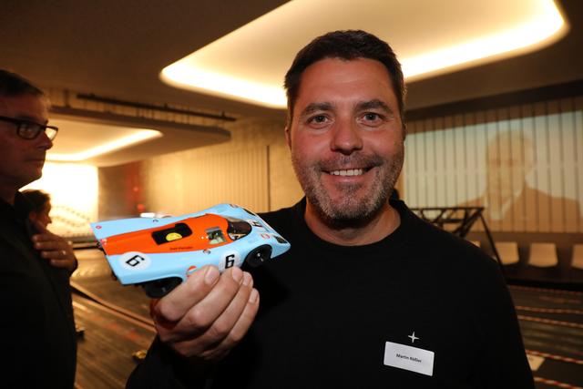 Martin Rößler, Geschäftsführer der bekannten Konditorei/Café Beer, mit einem Porsche 917K im Gulf-Design. | Foto: © bayernpress