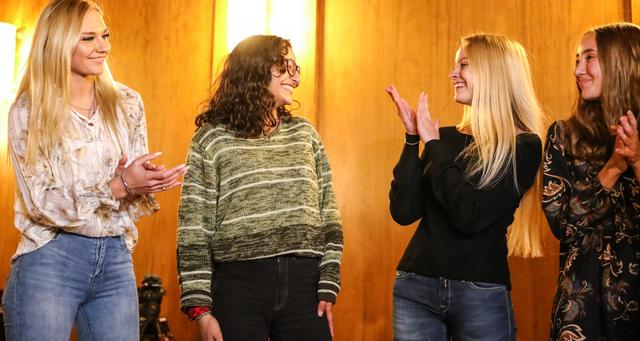 Benigna Munsi (Mitte)  ist das neue Nürnberger Christkind und bekommt Applaus von ihren Mitbewerberinnen Leonie-Madeleine Fischer (l.) Lara Kroll und Zoé Dahlia Thobor (r.).  | Foto: Nicole Fuchsbauer