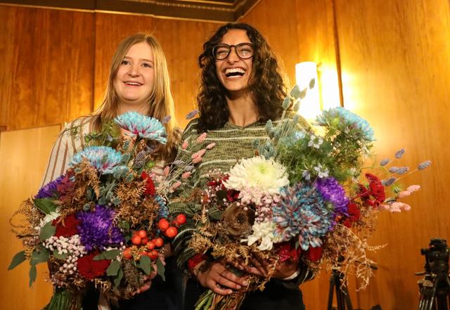 Das neue Nürnberger Christkind Benigna Munsi (r.) für die Amtszeit 2019/2020 mit ihrer Vorgängerin Rebecca Ammon.  | Foto: Nicole Fuchsbauer