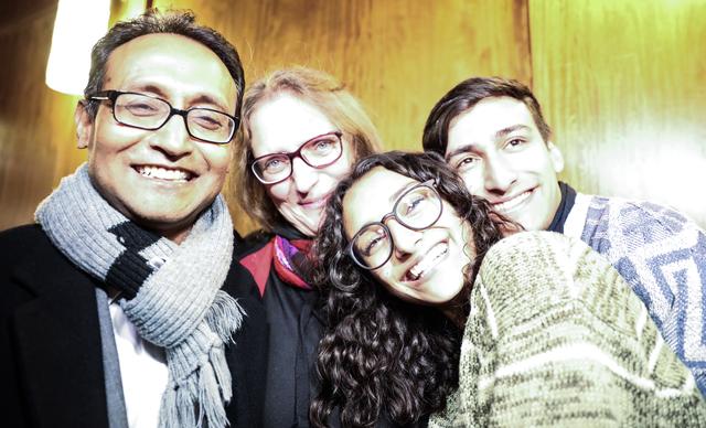 Das neue Christkind Benigna Munsi mit ihren Eltern Benedicta Kleiner-Munsi (2.v.l.), Kausik Munsi (l.) und Bruder Adviliu.  | Foto: Nicole Fuchsbauer