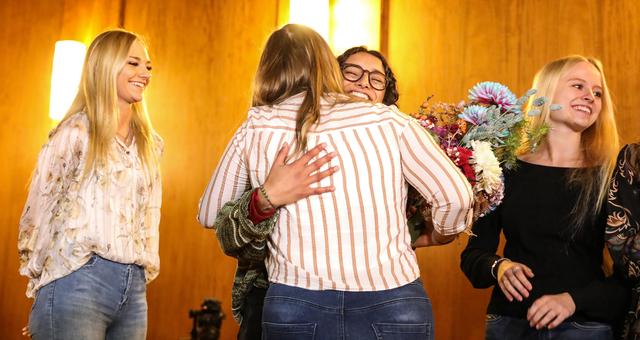 Umarmung zum Sieg: Vorgängerin Rebecca Ammon gratuliert Benigna Munsi.  | Foto: Nicole Fuchsbauer