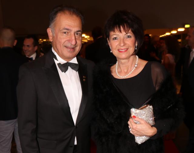 Treue Polizeiball-Gäste: Mediziner Dr. Ismail Baloglu mit Ehefrau Gabriele. | Foto: John R. Braun
