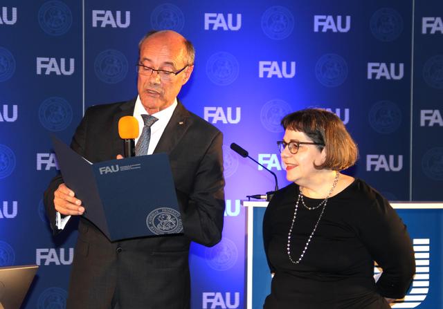 FAU-Vizepräsident Prof. Dr. Günter Laugering (l.) überreicht Prof. Dr. Elisabeth Bronfen das Ernennungsschreiben zur Ambassadorin der Friedrich-Alexander-Universität. | Foto: tom