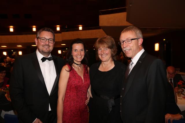 SCHULTHEISS Wohnbau-Vorstandschef Martin Heyn (re.) mit Ehefrau Inge (2.v.re.) und Andreas Desch, Geschäftsführer SCHULTHEISS Hoch- und Tiefbau, mit Ehefrau Martina. | Foto: John R. Braun