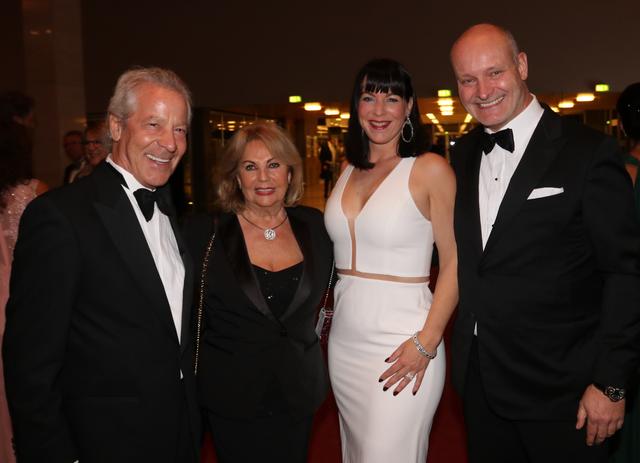 Schönheitschirurg Dr. Jens Baetge (re.) mit Ehefrau
Ruth (2.v.re.) und Apotheker Werner Kühnel mit Ehefrau
Sissy Kleinke-Kühnel. | Foto: John R. Braun