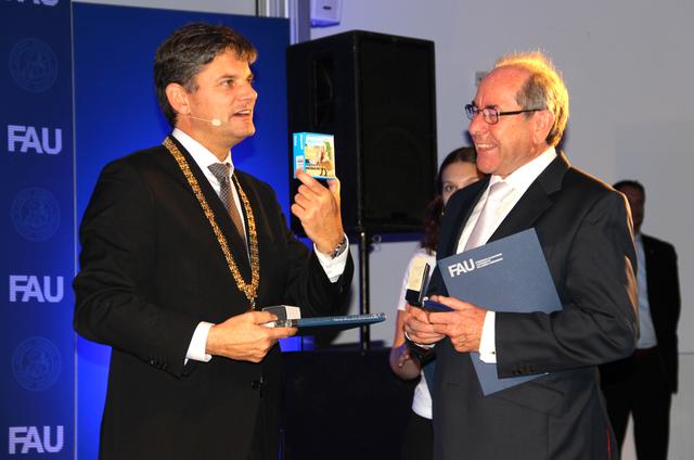 FAU-Präsident Prof. Dr. Joachim Hornegger (l.) verleiht die Ehrensenatorenwürde an Prof. Dr. Klaus Wucherer. | Foto: tom