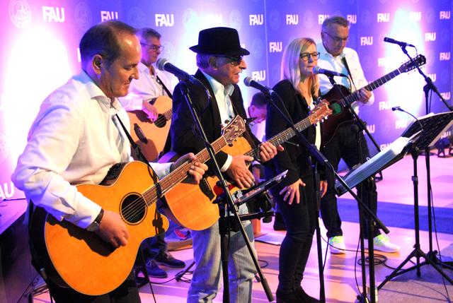 Musikalische Akzente setzt die Band „Exit 49“ um Prof. Dieter Kempf, den Präsidenten des Bundesverbandes der Deutschen Industrie e. V. und früheren DATEV-Vorstand (vorne 2.v.l.). | Foto: tom