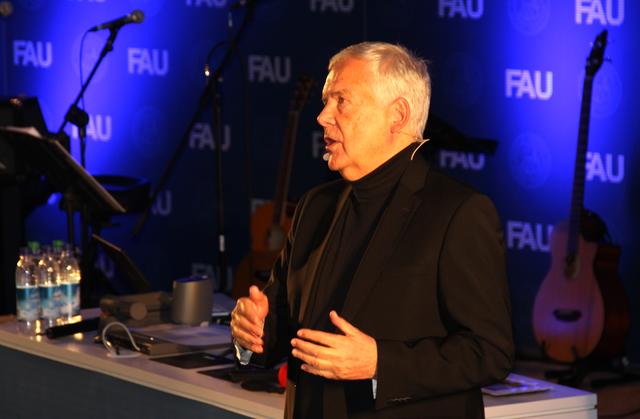 Hans Rudolf Wöhrl geht es in seinem Festvortrag um die Frage, wieviel Bildung der Mensch als Unternehmer braucht. | Foto: tom