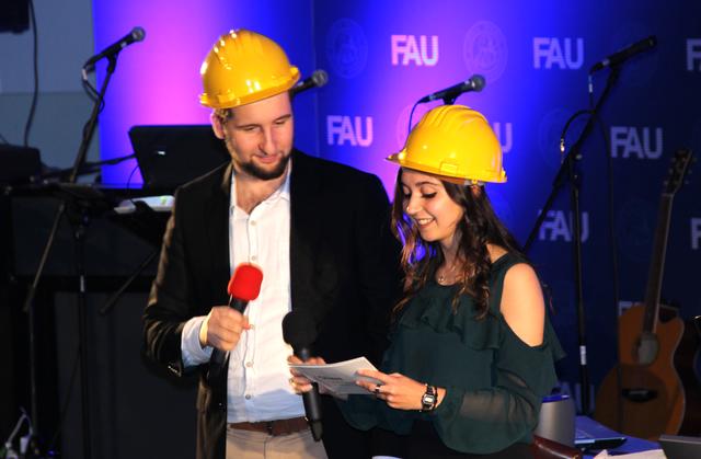 Mit Bauhelmen geschützt verweisen die Studierendenvertreter auf die baulichen Mängel an einigen Instituten. | Foto: tom