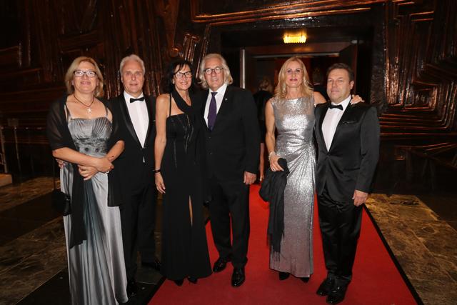 Der MCN: Boss Wolfgang Schlosser (Mitte) mit Ehefrau Angelika (3.v.li.), Thomas Dill mit Gattin Ingún sowie Jürgen und Annette Schielein. | Foto: John R. Braun