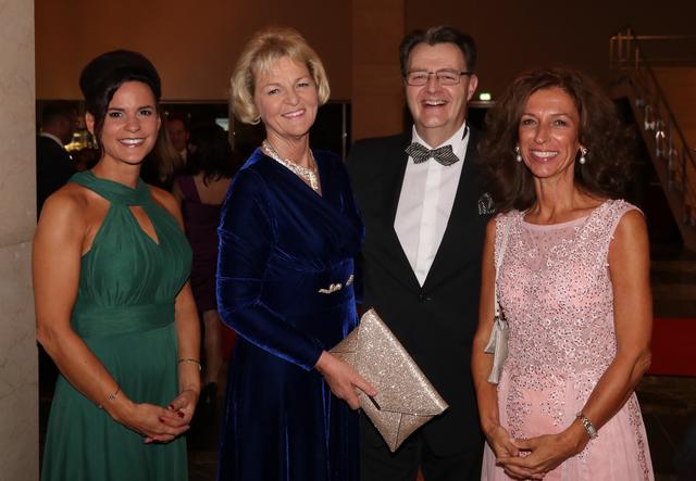 MdB Michael Frieser und Ehefrau Stefanie (Mitte) mit Carolin Meier (li.) und Andrea Wurzer. | Foto: John R. Braun