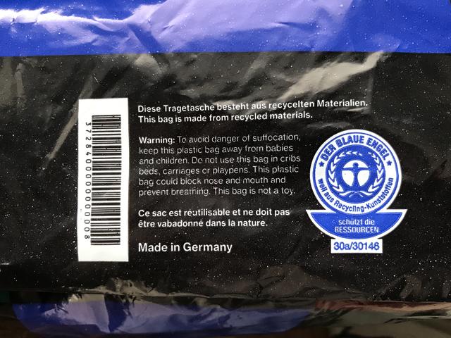 Solche Mehrwegeinkaufstaschen aus recyceltem Material sollen laut Gesetzentwurf erlaubt bleiben.