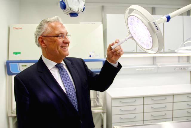 Minister Joachim Herrmann zeigte sich sichtlich beeindruckt von der zukunftweisenden Ausstattung des Labors. | Foto: tom