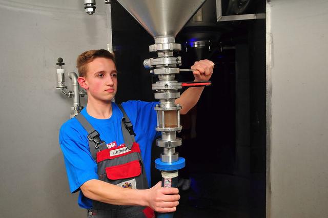 Der beste Jung-Brauer Bayerns in seinem Element: Elias Rittmayer bei der Arbeit.