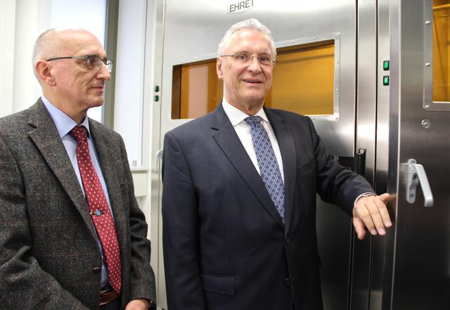 Der Innenminister ließ sich von dem stellvertretenden Kommissariatsleiter Alfred Schulze (l.) die technischen Möglichkeiten des neuen Kriminallabors erläutern. | Foto: tom