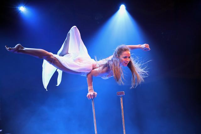 Equilibristik-Künstlerin Yuliia Lytvynchuk fasziniert die 350 Gäste im Spiegelzelt. | Foto: John R. Braun