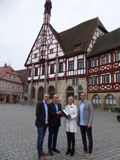 Für die Generalsanierung des Historischen Rathauses Forchheim wurde nun offiziell vom Stadtbauamt (Projektleiterin Claudia Stumpf mit dem Leiter des Bauordnungsamtes Stefan Schelter, 2.v.li.) die Baugenehmigung an Oberbürgermeister Dr. Uwe Kirschstein (links) auf dem Rathausplatz Forchheim übergeben. Dies ist der Startschuss für die umfangreiche Sanierung dieses Einzeldenkmals mit nationaler Bedeutung! Als neues Architekturbüro hat die Stadt Forchheim das Regensburger Architekturbüro fabi architekten bda PartGmbB, vertreten durch Stephan Fabi und Peter Krackler, gewonnen.