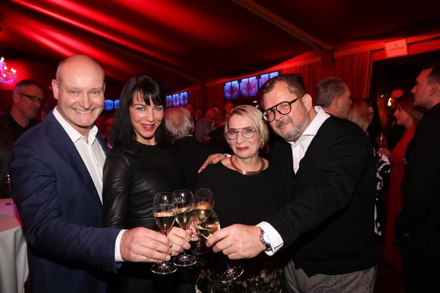 Schönheitschirurg Dr. med. Jens H. Baetge (li.) mit Ehefrau Ruth und PR-Lady Dagmar Munk mit Lebensgefährte Ralf Böhme. | Foto: John R. Braun