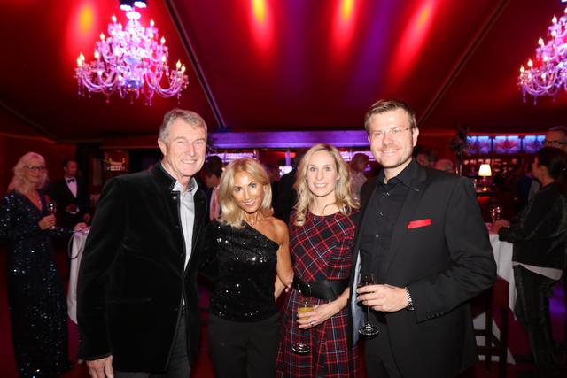 Unternehmer Alexander Brochier (li.) mit Gattin Birsen, CSU-Oberbürgermeisterkandidat Marcus König mit Ehefrau Anke. | Foto: John R. Braun