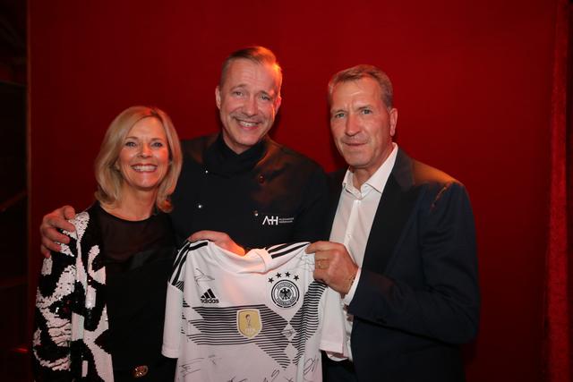 Gastgeber Alexander Herrmann mit Kult-Keeper Andy Köpke und Gattin Birgit. | Foto: John R. Braun