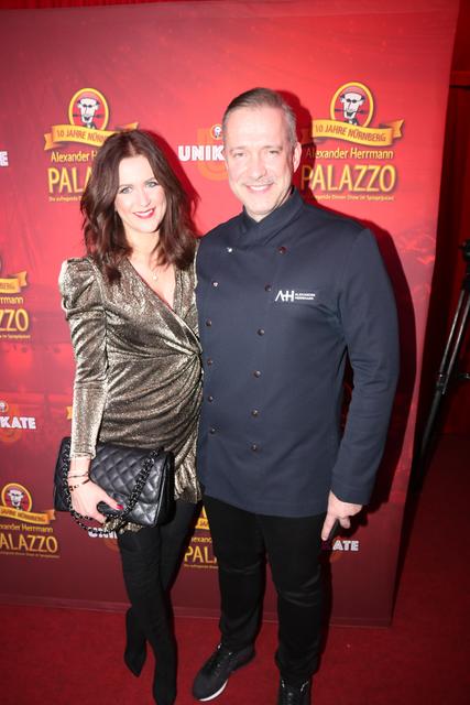 Zeigt seine neue Liebe: Starkoch und Gastgeber Alexander Herrmann mit seiner neuen Freundin Maxi Friedrichs, Juwelierin aus Bamberg. | Foto: John R. Braun