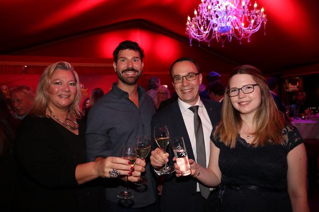 Gastronom &amp; Altstadtfest-Wirt Christian Wagner (2.v.li.) mit seiner Prokuristin Babsi Krapp (li.) sowie Hotelier Jörg Schlag (Arvena Hotels) mit Lebensgefährtin Katharina Mang. | Foto: John R. Braun