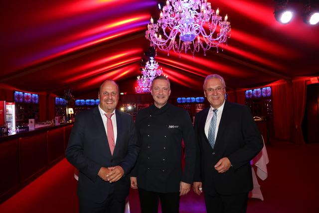 Alexander Herrmann begrüßt Nürnbergs Bürgermeister Christian Vogel (li., SPD) und Bayerns Innenminister Joachim Herrmann (CSU) im Foyer des Spiegelpalastes.