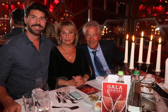 Gastronom Christian Wagner (li.) mit Kultwirtin Sissy Kleinke-Kühnel und ihrem Gatten Werner Kühnel. | Foto: John R. Braun