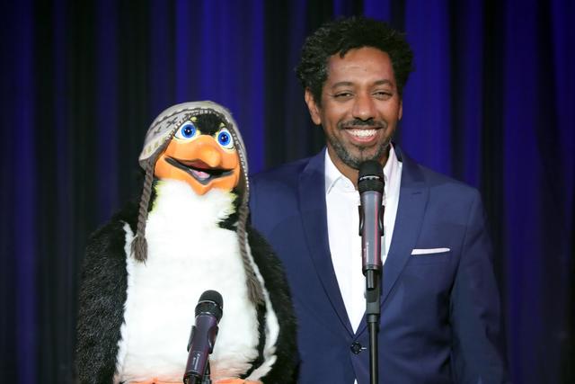 Perfektes Entertainment: Comedien Daniel Reinsberg, in Äthiopien geborener Wahlberliner, begeistert mit seinem Mix aus Bauchreden und feinsinnigem Charme. | Foto: John R. Braun